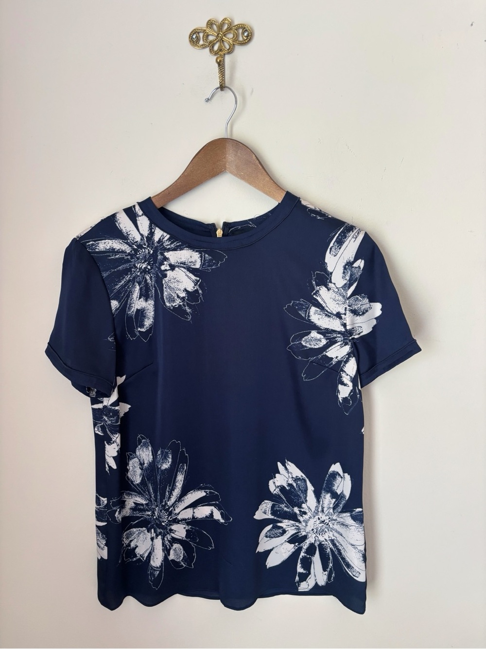 Donna Karan Artisinal Blues Floral Short Sleeve Blouse XS NEW NWT